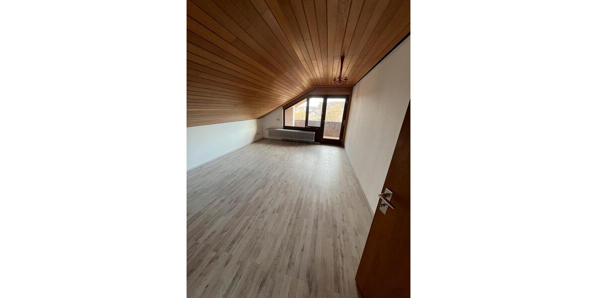 Dachgeschoßwohnung Offenburg - 4 Zimmer, 110 m&sup2;, 1.250&euro; | Angebot:25333085