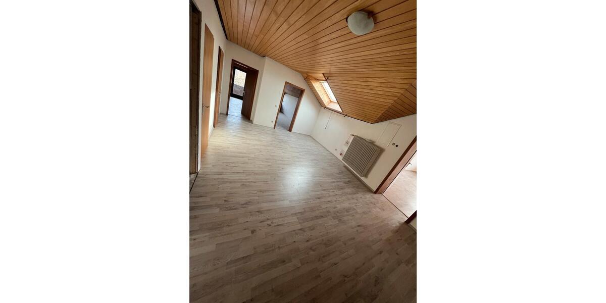 Dachgeschoßwohnung Offenburg - 4 Zimmer, 110 m&sup2;, 1.250&euro; | Angebot:25333085